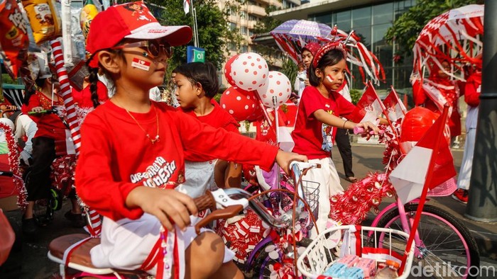 Semangat memperingati HUT ke-81 Kemerdekaan Republik Indonesia terasa meriah di kawasan Dukuh Atas, Jakarta, Senin (17/8/2026). Puluhan warga menggelar pawai kemerdekaan dengan mengenakan pakaian bernuansa merah putih dan membawa berbagai hiasan.