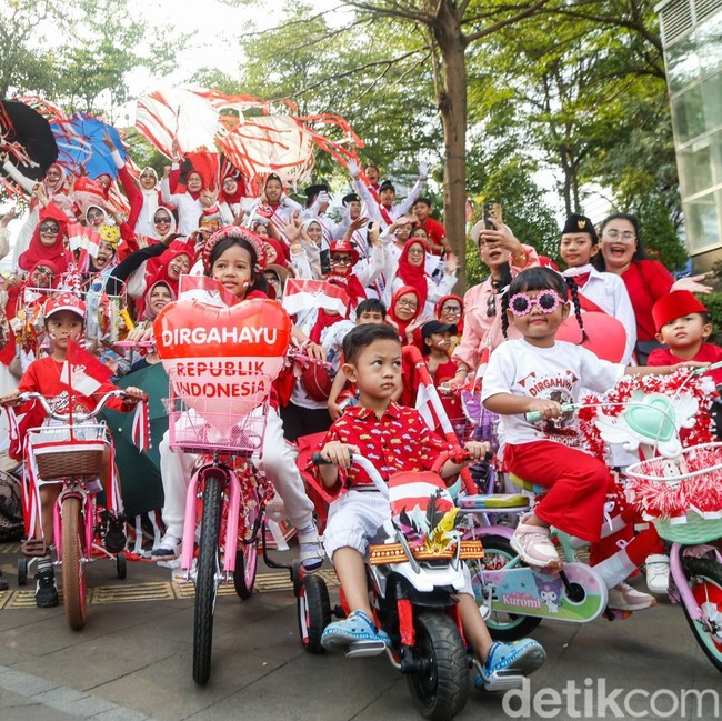 Semarak Pawai Kemerdekaan Warga Warnai Kawasan Dukuh Atas