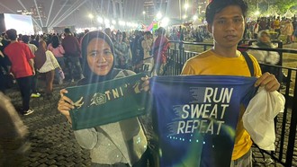 Senangnya Warga Dapat Handuk hingga Kaus di Karnaval Malam Merdeka