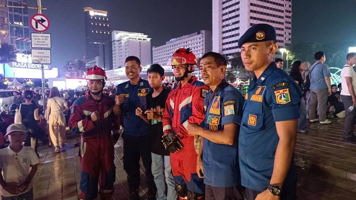 Senangnya Warga Usai HP-nya Diselamatkan Damkar