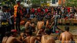 Serunya Panjat Pinang dan Gebuk Bantal di Kalimalang
