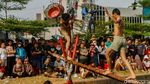 Serunya Panjat Pinang dan Gebuk Bantal di Kalimalang