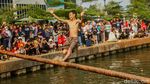 Serunya Panjat Pinang dan Gebuk Bantal di Kalimalang