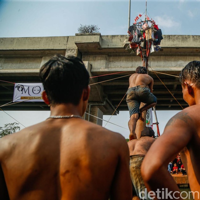 Serunya Panjat Pinang dan Gebuk Bantal di Kalimalang