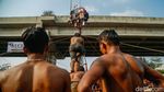 Serunya Panjat Pinang dan Gebuk Bantal di Kalimalang
