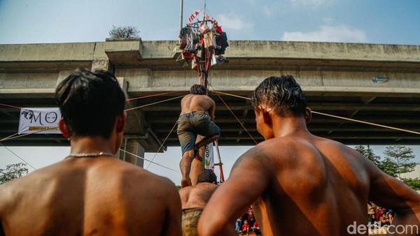 Serunya Panjat Pinang dan Gebuk Bantal di Kalimalang