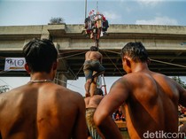 Serunya Panjat Pinang dan Gebuk Bantal di Kalimalang