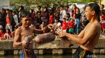 Serunya Panjat Pinang dan Gebuk Bantal di Kalimalang