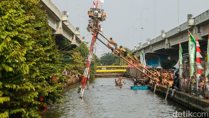 Suasana perayaan Hari Ulang Tahun (HUT) ke-81 Kemerdekaan Republik Indonesia berlangsung meriah di kawasan Kalimalang, Kelurahan Cipinang Melayu, Kecamatan Makasar, Jakarta Timur, Senin (17/8/2026). Warga memanfaatkan momentum Hari Kemerdekaan dengan menggelar berbagai perlombaan tradisional dalam rangkaian kegiatan bertajuk Semarak Kalimalang. Kegiatan yang digelar oleh RW 04 Kelurahan Cipinang Melayu tersebut berlangsung selama dua hari, 16 hingga 17 Agustus 2026.
