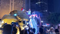 Saat Seskab Teddy Bagi-bagi Kaus di Karnaval Malam Merdeka