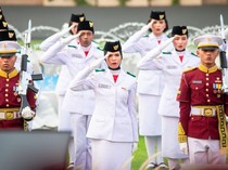 Siswi Sekolah Rakyat Bertugas dalam Upacara Penurunan Bendera di Istana