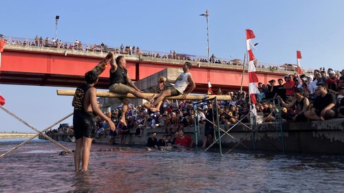 Suasana lomba gebuk bantal di Jembatan Merah, Tukad Unda, Desa Tangkas, Klungkung, Bali, Senin (17/8/2026). (Fatih Kudus Jaelani/detikBali)