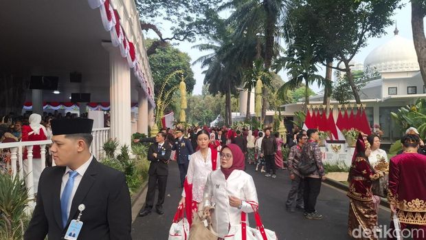 Suasana menjelang upacara detik-detik proklamasi HUT ke-81 RI di Istana Merdeka, Jakarta. (Rolando/detikcom)