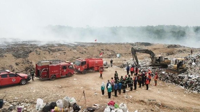 Suasana petugas gabungan upacara di TPSA Ciniru Kuningan yang terbakar