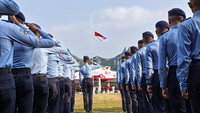  Pantauan detikcom, peserta mulai menghadiri lokasi upacara sekitar pukul 07.30 WITA. Seluruh peserta upacara disebut mencapai 3.500 orang dalam prosesi tersebut.