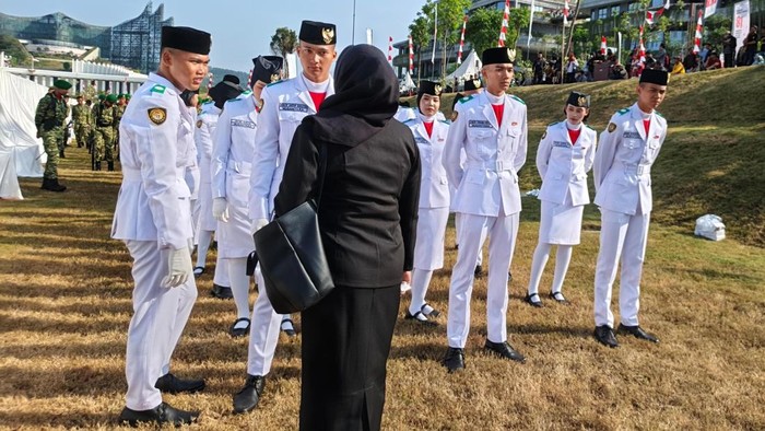Otorita Ibu Kota Nusantara (OIKN) menggelar upacara peringatan Hari Ulang Tahun (HUT) ke-81 Kemerdekaan RI di Plaza Seremoni, Penajam Paser Utara, Kalimantan Timur, Senin (17/8/2026). Agenda tersebut dipimpin langsung oleh Kepala OIKN, Basuki Hadimuljono.