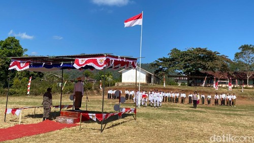 Suasana upacara Peringatan HUT ke-81 RI di Kecamatan Lambaleda Timur, Manggarai Timur, NTT, Senin (17/8/2026).