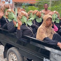 Kocak! Viral Gaya Emak-emak Pakai Topeng Daun Talas Saat Karnaval HUT RI