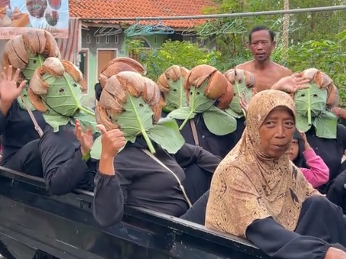 Tampil beda saat karnaval HUT RI, aksi emak-emak pakai topeng sabut kelapa dan daun talas viral di TikTok. Kostum unik ini dibuat memanfaatkan bahan alam sekitar.