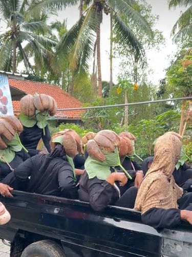 Tampil beda saat karnaval HUT RI, aksi emak-emak pakai topeng sabut kelapa dan daun talas viral di TikTok. Kostum unik ini dibuat memanfaatkan bahan alam sekitar.
