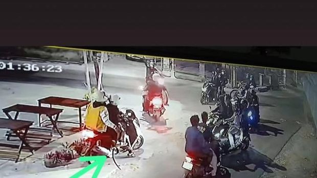 Tangkapan layar video gerombolan pemotor bersenjata tajam bikin onar di Klaten, Senin (17/8/2026) dini hari.
