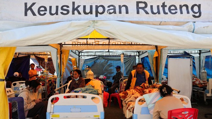 Patients are treated in makeshift tents outside the Ben Mboi Manggarai regional hospital in the aftermath of an earthquake, in Ruteng, Manggarai regency, East Nusa Tenggara province, Indonesia, August 17, 2026. REUTERS/Willy Kurniawan