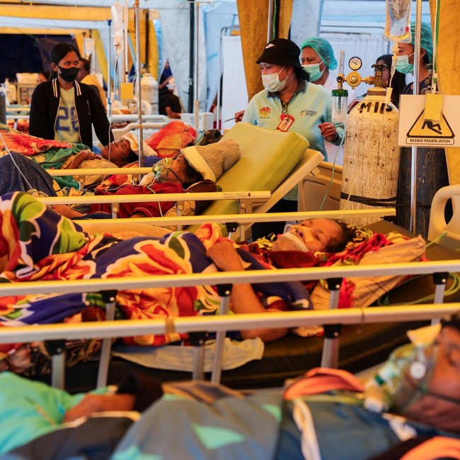 Tenda Darurat Jadi Tempat Perawatan Pasien Usai Gempa