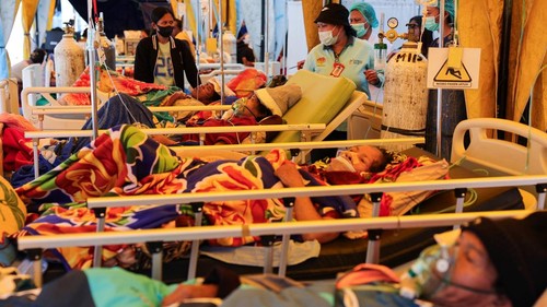 Patients are treated in makeshift tents outside the Ben Mboi Manggarai regional hospital in the aftermath of an earthquake, in Ruteng, Manggarai regency, East Nusa Tenggara province, Indonesia, August 17, 2026. REUTERS/Willy Kurniawan