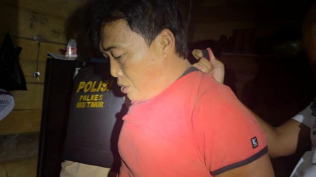 Terduga pelaku pembunuhan bernama Khoirul Anam (49) di OKU Timur
