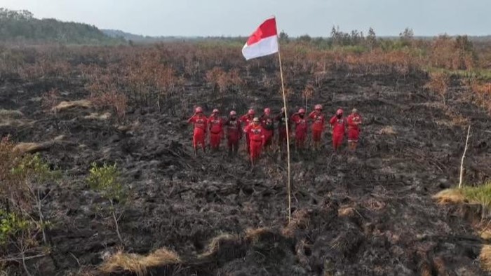 Tim Manggala Agni saat menggelar upacara HUT RI di lokasi pemadaman karhutla di OKI