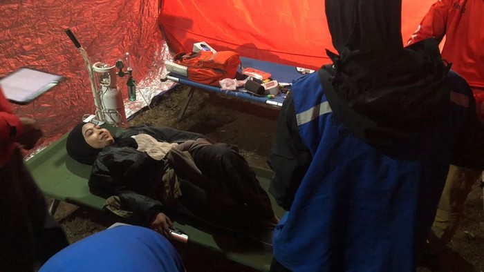 Tim SAR mengevakuasi pendaki Gunung Bawakaraeng yang mengalami hipotermia saat memperingati HUT ke-81 RI.