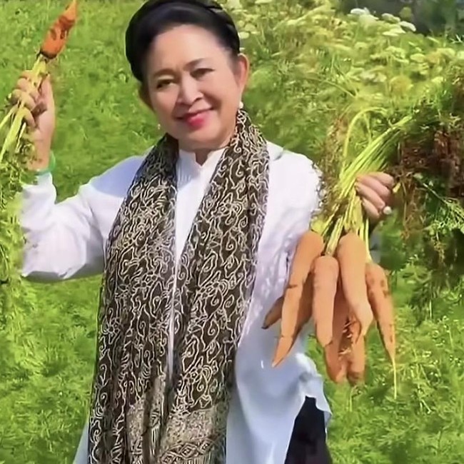 Seru! Momen Titiek Soeharto Kulineran Kaki Lima dan Panen Sayuran