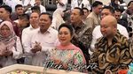 Seru! Momen Titiek Soeharto Kulineran Kaki Lima dan Panen Sayuran