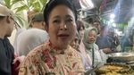 Seru! Momen Titiek Soeharto Kulineran Kaki Lima dan Panen Sayuran