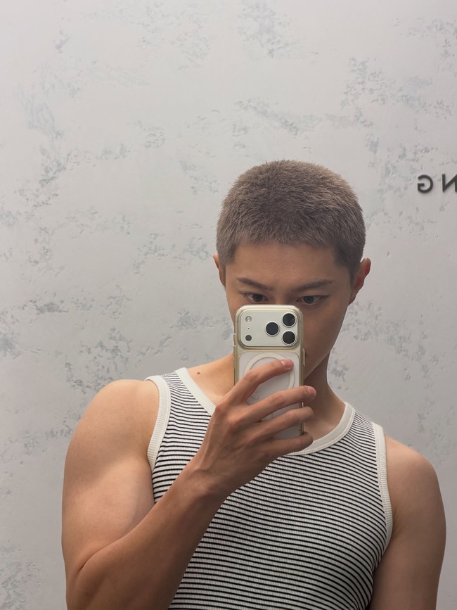 Foto lain memperlihatkan pesonanya berbalut tank top stripes, yang mengekspos otot lengannya. Kwak Dong Yeon akan memulai tugasnya sebagai tentara aktif Angkatan Darat mulai 25 Agustus 2026. Foto: dok. Instagram @kwakdongyeon0