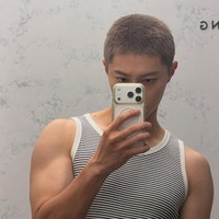 Foto lain memperlihatkan pesonanya berbalut tank top stripes, yang mengekspos otot lengannya. Kwak Dong Yeon akan memulai tugasnya sebagai tentara aktif Angkatan Darat mulai 25 Agustus 2026. Foto: dok. Instagram @kwakdongyeon0