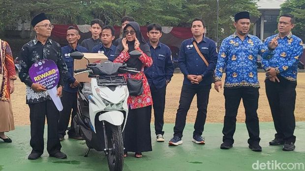 Udedi warga Ciamis mendapat sepeda motor karena rajin Nabung sampah. Udedi warga Ciamis mendapat sepeda motor karena rajin Nabung sampah.