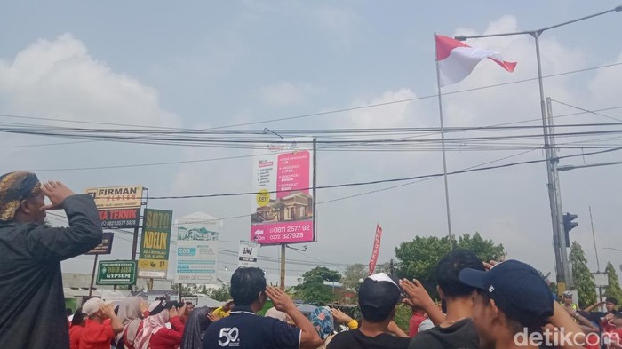 Suasana upacara 17 Agustus di simpang 4 Jalan Jogja-Solo, Kecamatan Klaten Selatan, Klaten, Senin (17/8/2026).
