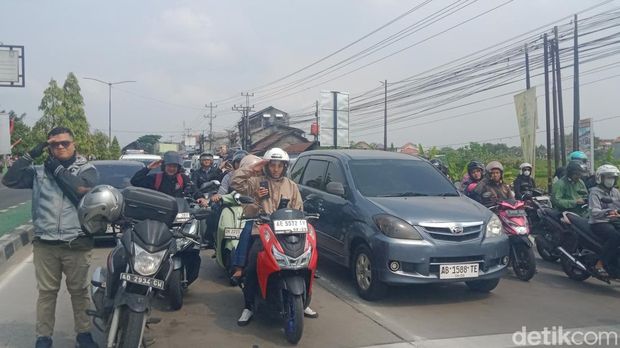 Upacara 17 Agustus Suasana upacara 17 Agustus di simpang 4 Jalan Jogja-Solo, Kecamatan Klaten Selatan, Klaten, Senin (17/8/2026).