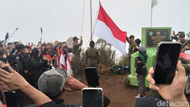 Upacara pengibaran bendera Merah Putih di puncak Alap-alap Gunung Andong, Magelang, Senin (17/8/2026).