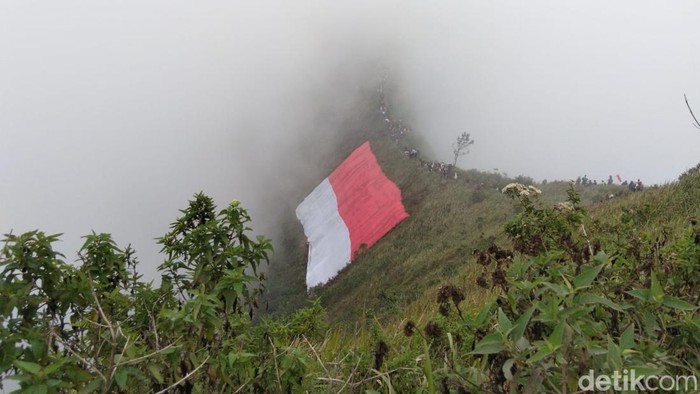 Suasana pembentangan bendera Merah Putih raksasa di Jembatan Setan Gunung Andong, Senin (17/8/2026).