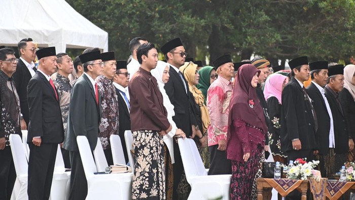 Para pejabat dan tamu undangan yang mengikuti upacara HUT ke-81 RI tanpa menggunakan tenda di Alun-alun Purbalingga, Senin (17/8/2026).