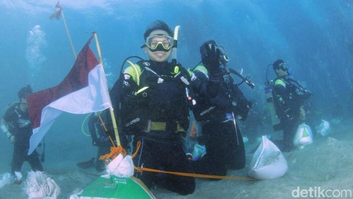 Suasana upacara bawah laut dalam rangka HUT ke-81 Kemerdekaan RI di perairan Pasir Putih, Situbondo, Senin (17/8/2026). Sebanyak 81 penyelam, termasuk dua warga negara asing asal Prancis, mengibarkan bendera Merah Putih di kedalaman sekitar 10 meter.