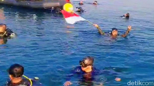 Upacara bawah laut Suasana upacara bawah laut dalam rangka HUT ke-81 Kemerdekaan RI di perairan Pasir Putih, Situbondo, Senin (17/8/2026). Sebanyak 81 penyelam, termasuk dua warga negara asing asal Prancis, mengibarkan bendera Merah Putih di kedalaman sekitar 10 meter.