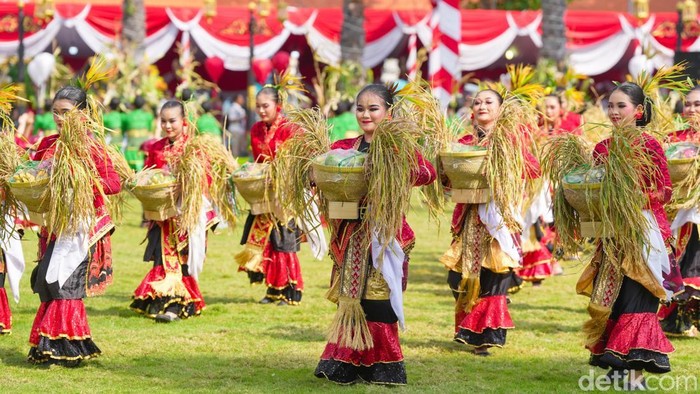 Peringatan HUT Ke-81 RI di Grahadi berlangsung meriah dengan berbagai pertunjukan seni khas Jawa Timur yang disaksikan ribuan warga.