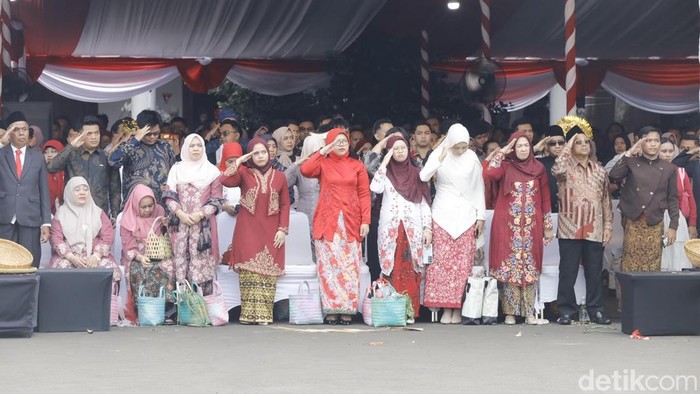 Peringatan HUT Ke-81 RI di Grahadi berlangsung meriah dengan berbagai pertunjukan seni khas Jawa Timur yang disaksikan ribuan warga.
