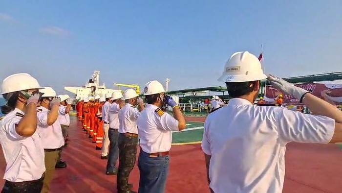 Upacara HUT ke-81 RI di atas kapal digelar Satpolairud Lamongan.