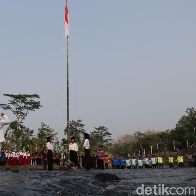 Potret Uniknya Upacara Kemerdekaan di Tengah Sungai Ponorogo