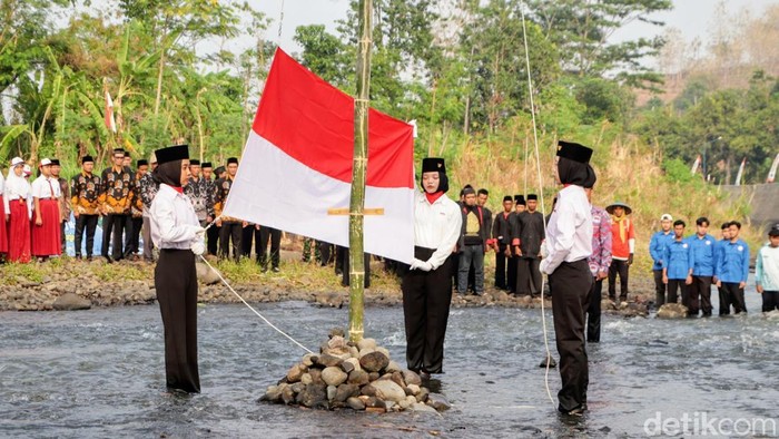 Upacara HUT ke-81 RI di Ponorogo Digelar di Tengah Sungai, Peserta Harus Berjalan di Medan Licin