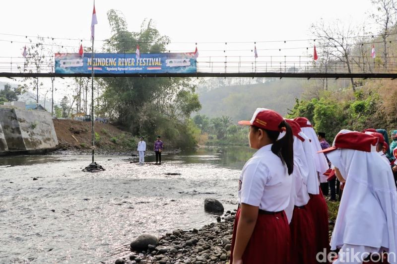 Upacara HUT RI unik Upacara HUT ke-81 RI di Ponorogo Digelar di Tengah Sungai, Peserta Harus Berjalan di Medan Licin